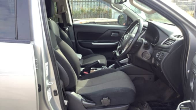 2025 Mitsubishi L200