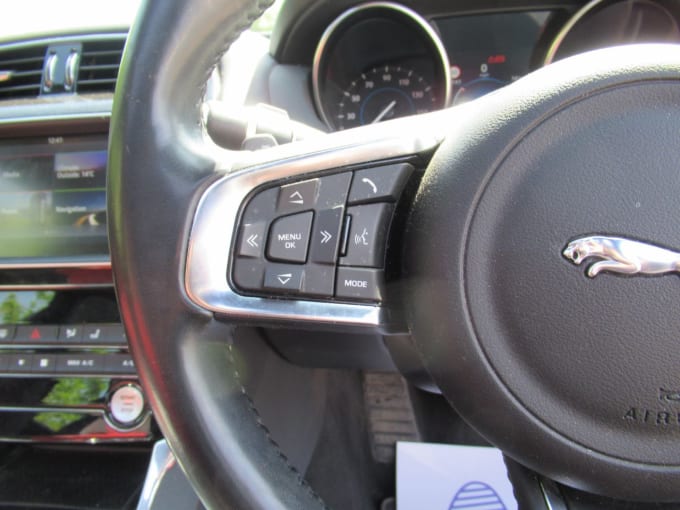2025 Jaguar Xe