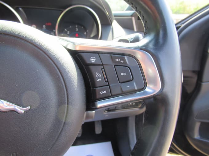 2025 Jaguar Xe