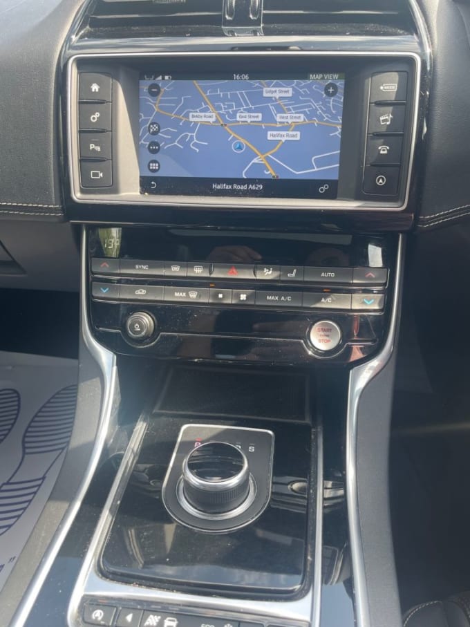 2025 Jaguar Xe