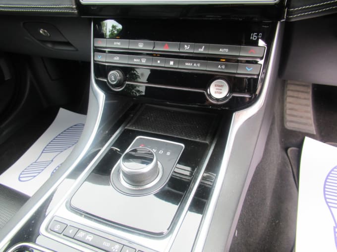 2025 Jaguar Xe