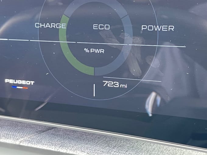 2025 Peugeot E-3008