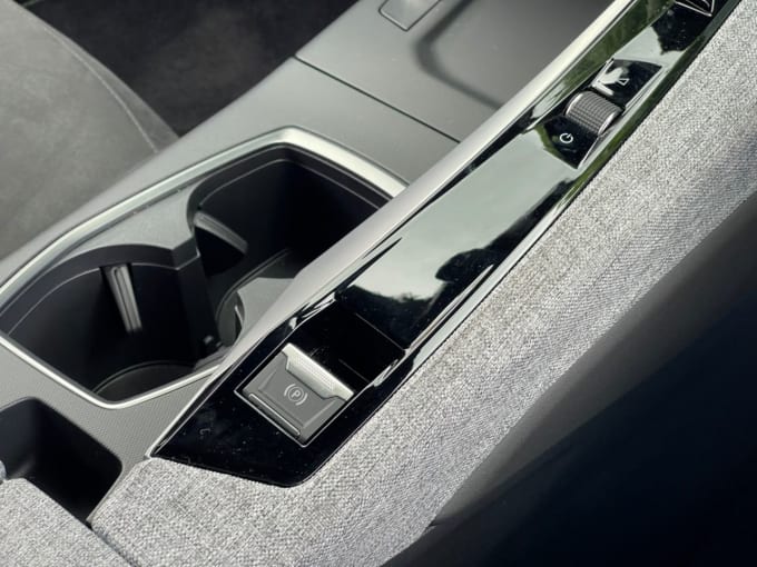 2025 Peugeot E-3008