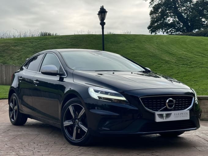 2025 Volvo V40