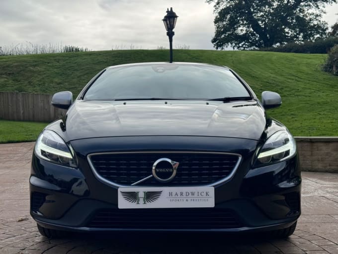 2025 Volvo V40