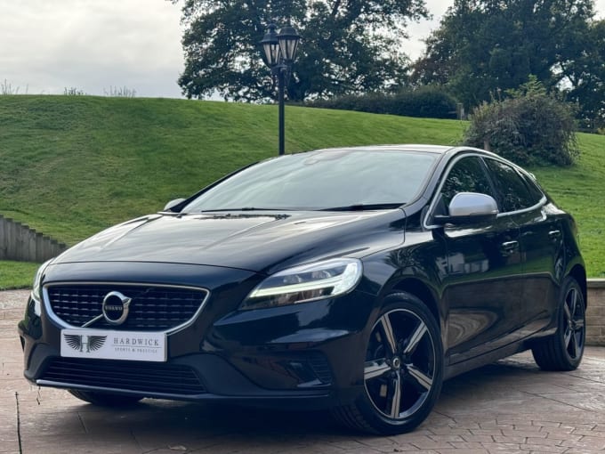 2025 Volvo V40