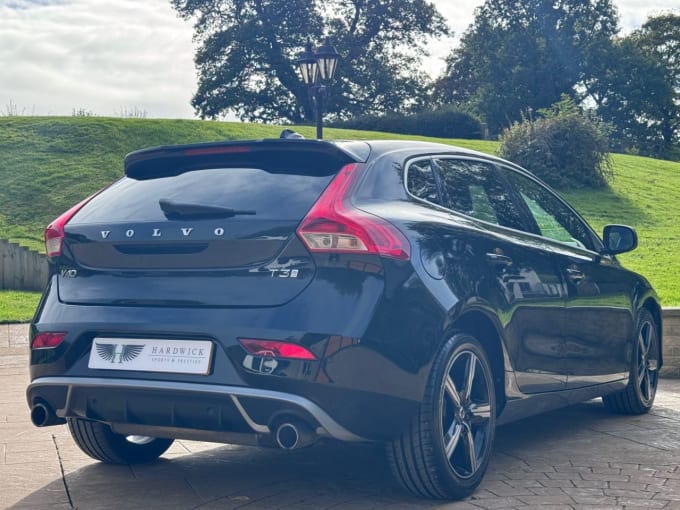 2025 Volvo V40