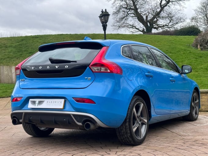 2025 Volvo V40