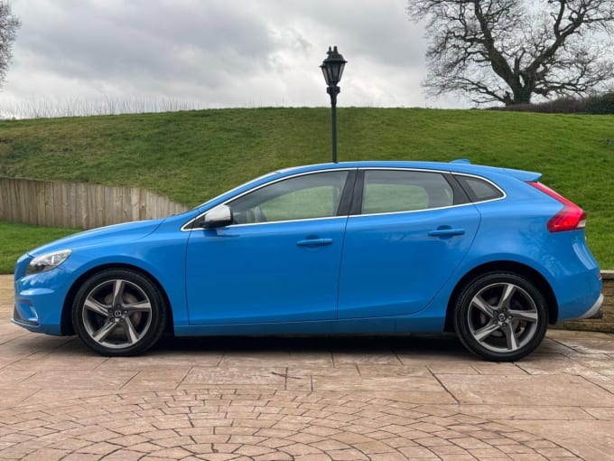 2025 Volvo V40