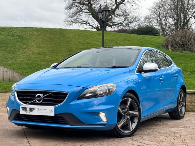 2025 Volvo V40