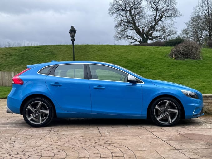 2025 Volvo V40