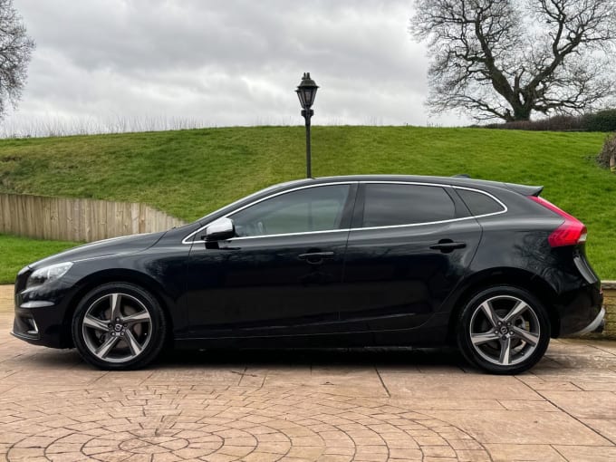 2025 Volvo V40