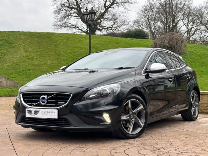 2025 Volvo V40