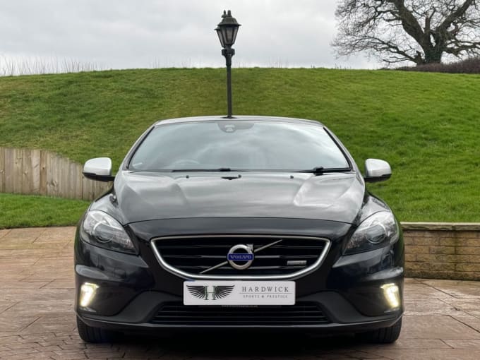 2025 Volvo V40