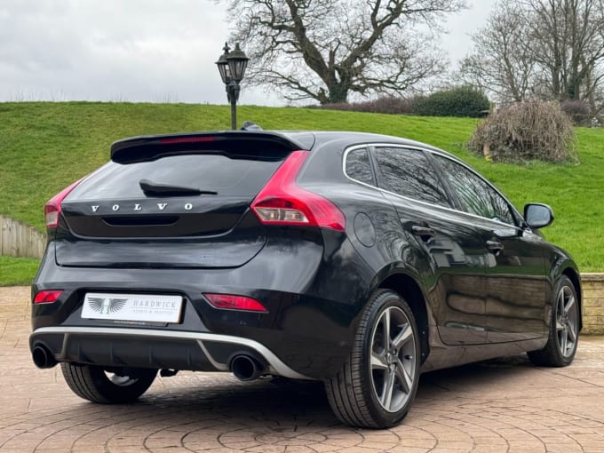 2025 Volvo V40