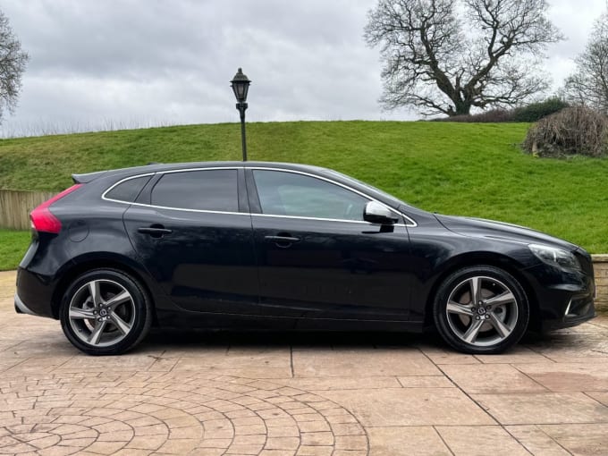 2025 Volvo V40