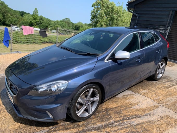 2025 Volvo V40