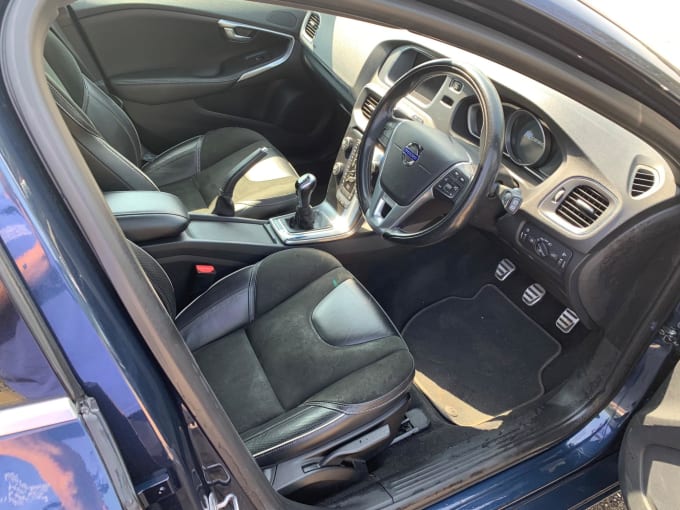 2025 Volvo V40
