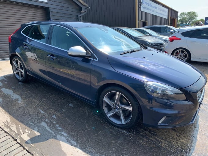 2025 Volvo V40