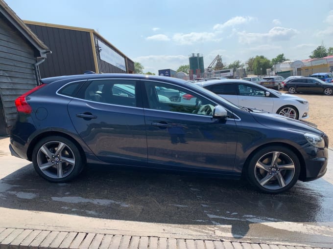 2025 Volvo V40