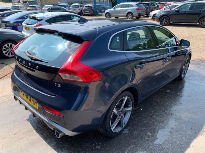 2025 Volvo V40