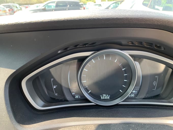 2025 Volvo V40