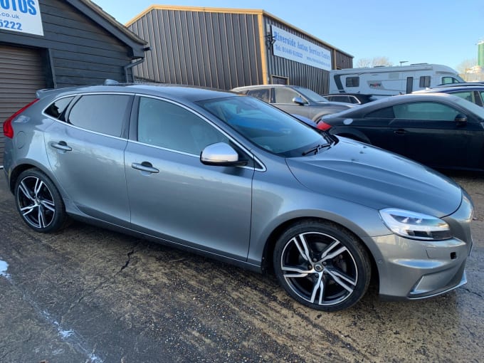 2025 Volvo V40