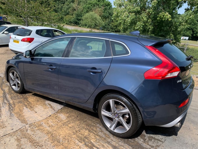 2025 Volvo V40