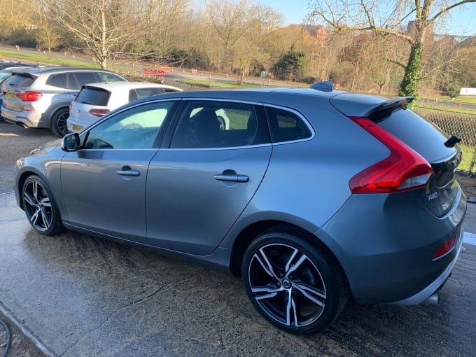 2025 Volvo V40