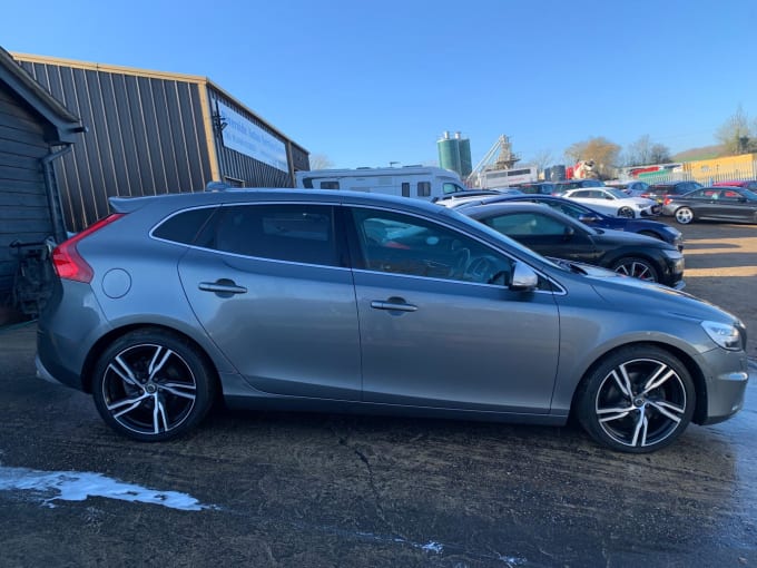 2025 Volvo V40