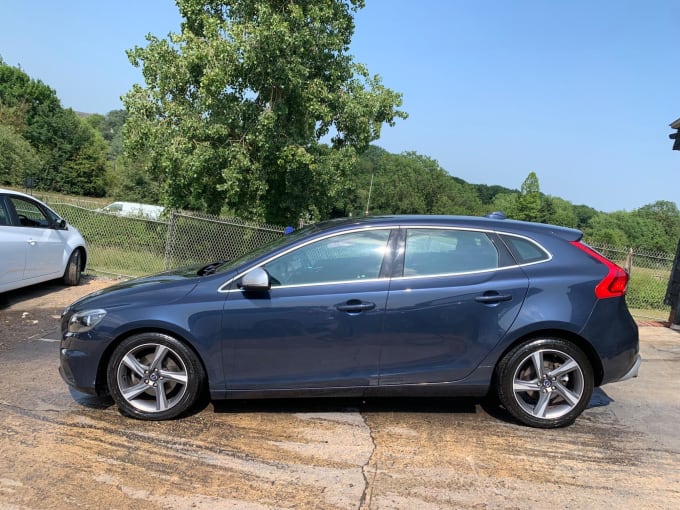 2025 Volvo V40