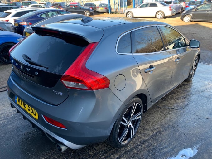 2025 Volvo V40