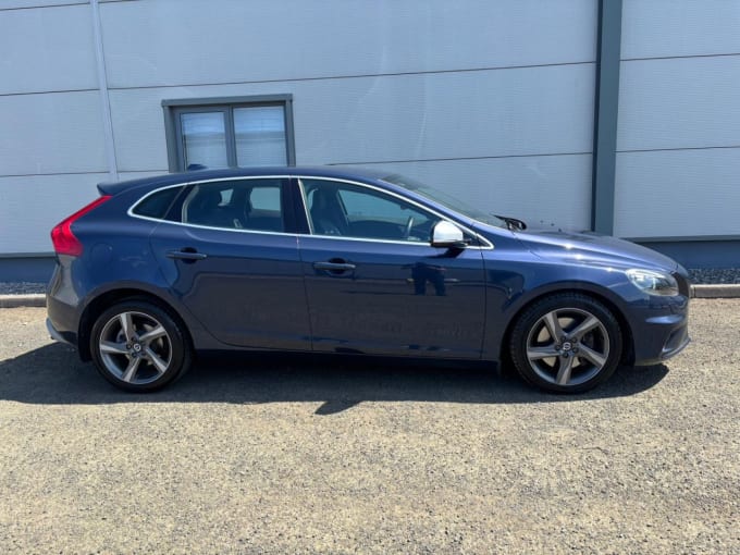 2025 Volvo V40