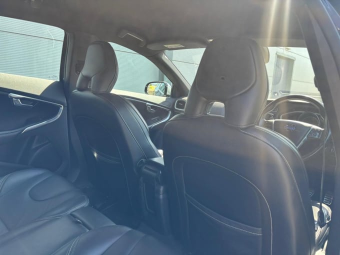 2025 Volvo V40