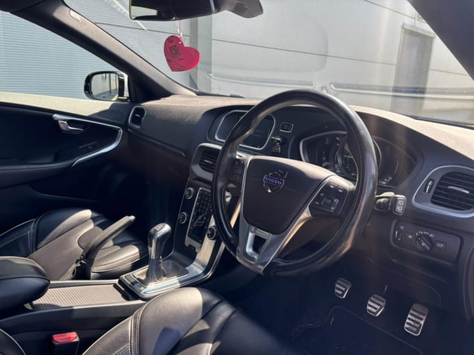 2025 Volvo V40