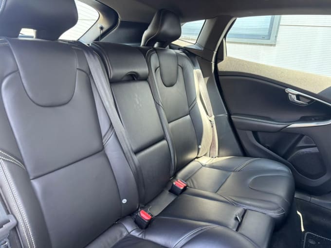 2025 Volvo V40