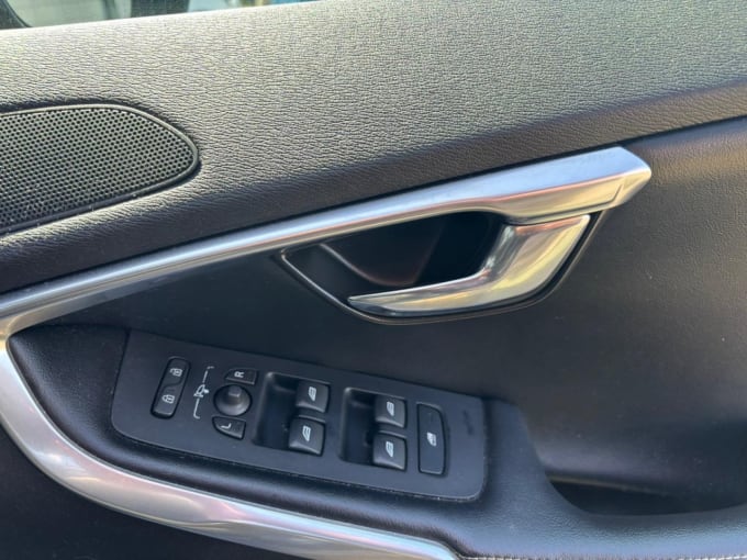 2025 Volvo V40