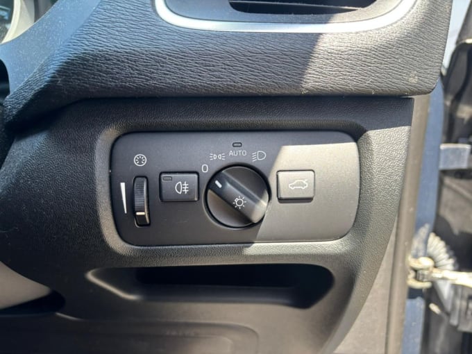 2025 Volvo V40