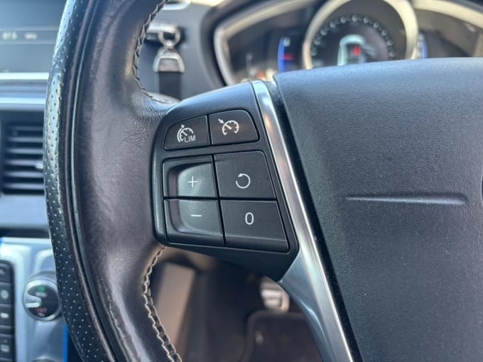 2025 Volvo V40