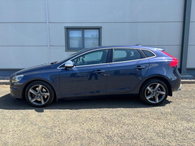 2025 Volvo V40
