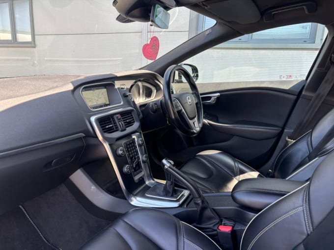 2025 Volvo V40
