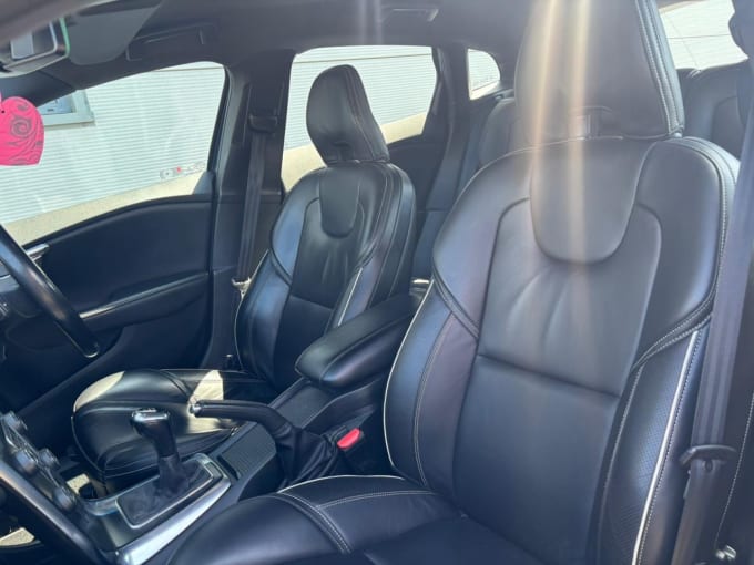 2025 Volvo V40