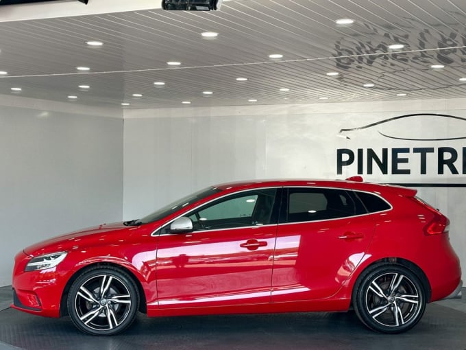 2025 Volvo V40