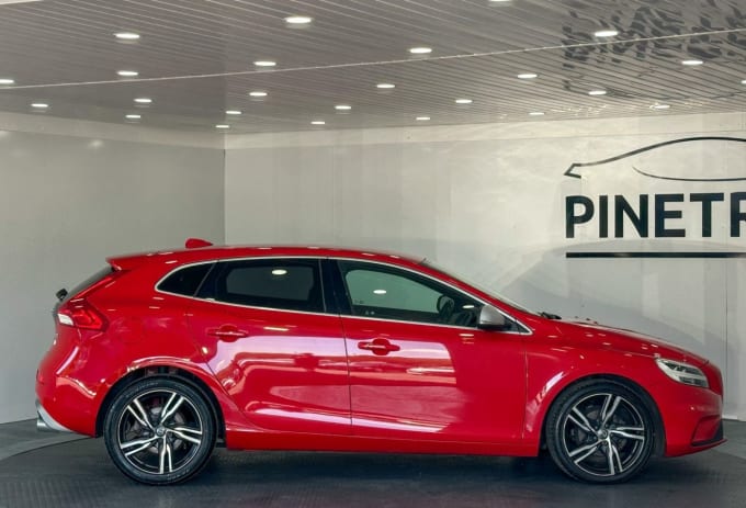 2025 Volvo V40