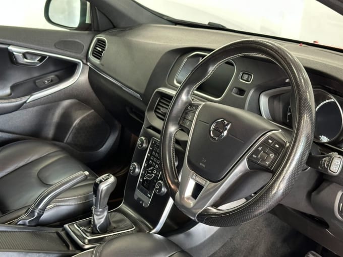 2025 Volvo V40