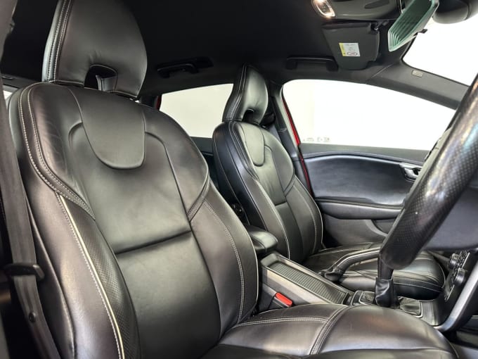 2025 Volvo V40