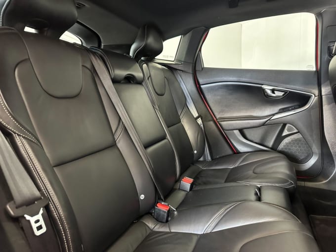 2025 Volvo V40