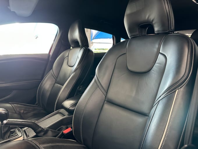2025 Volvo V40