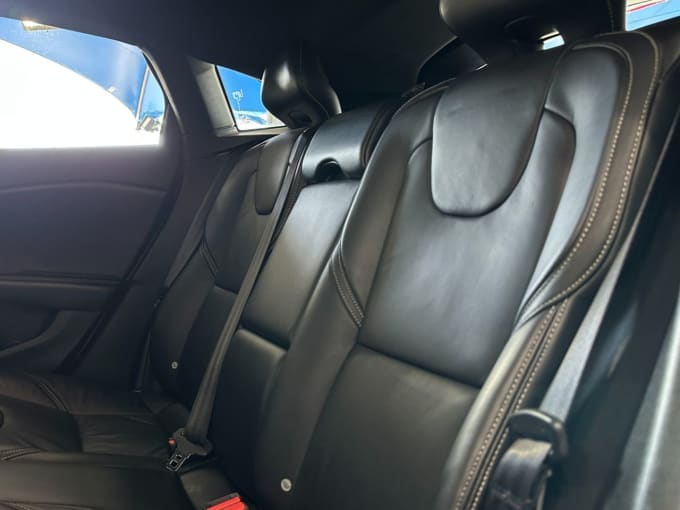 2025 Volvo V40