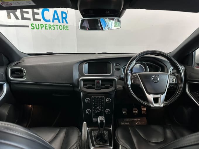 2025 Volvo V40